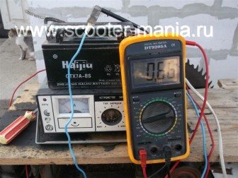 Как правильно заряжать аккумулятор скутера зарядным устройством