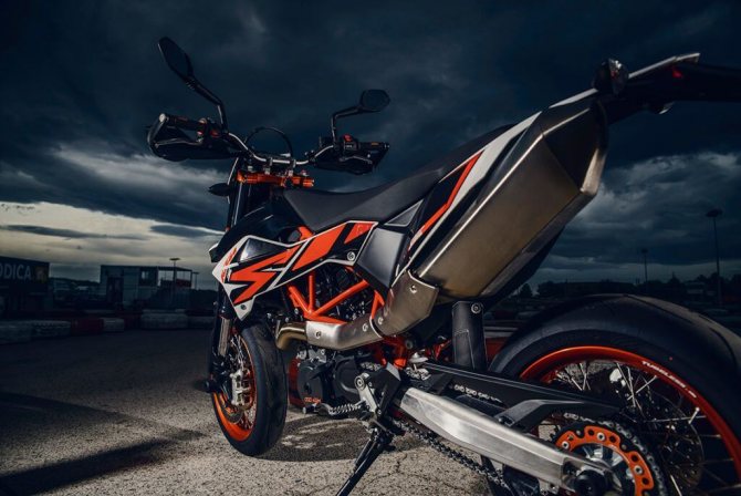 KTM 690 SMC вид сзади