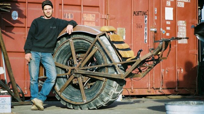 Невзирая на неопрятную внешность, в RIOT Wheel м-ра Лайалла был устранен ряд ключевых недостатков моноциклов. Вынесенное вперед посадочное место исключало травмирование водителя летящими из-под колеса камнями и песком, а также ничем не ограничивало его обзор. В «классических» моноциклах часть дороги всегда была скрыта ободом.