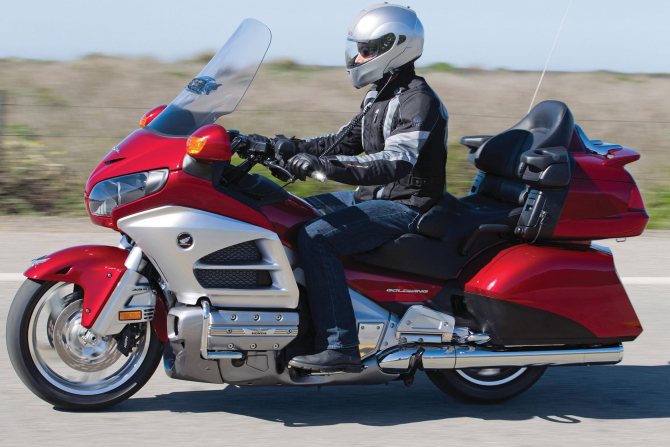 Супербайк с активной системой безопасности Honda GL 1800